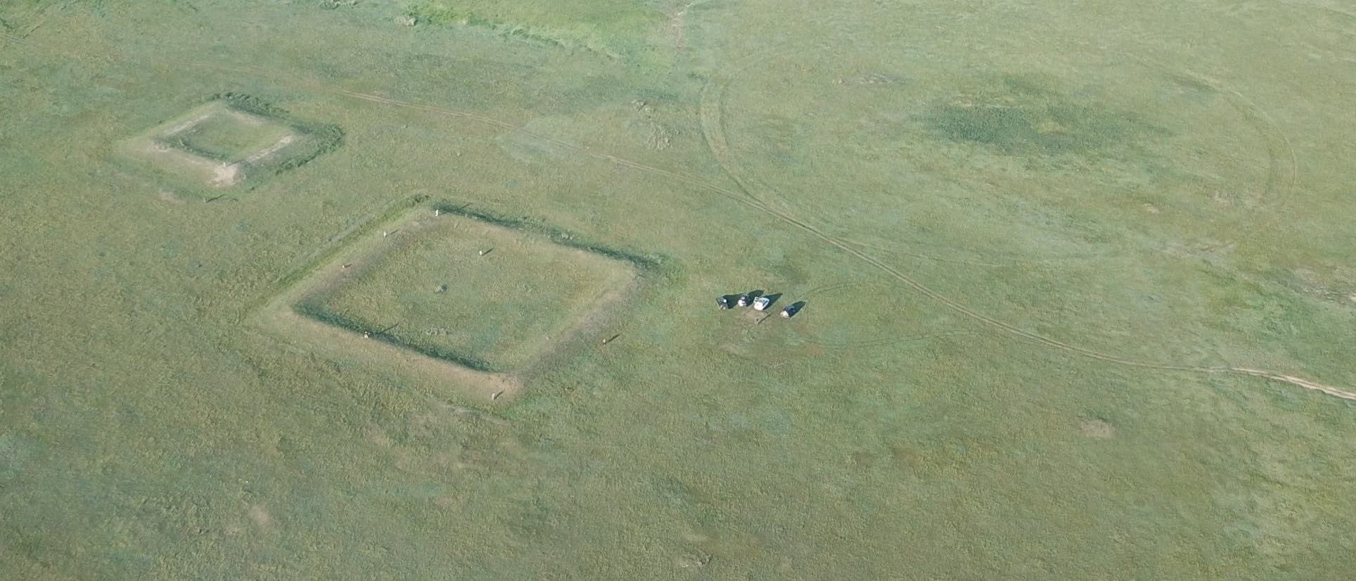 Gebäudeumrisse nahe der nördlichen Chinesischen Mauer Gebäudeumrisse nahe der nördlichen Chinesischen Mauer