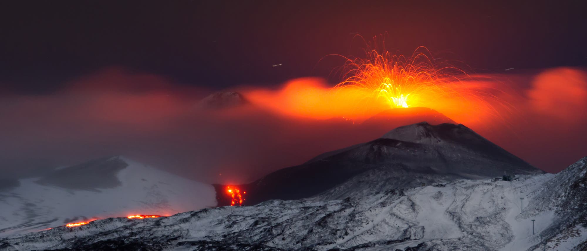 Der Ätna auf Sizilien spuckt Lava Der Ätna auf Sizilien spuckt Lava