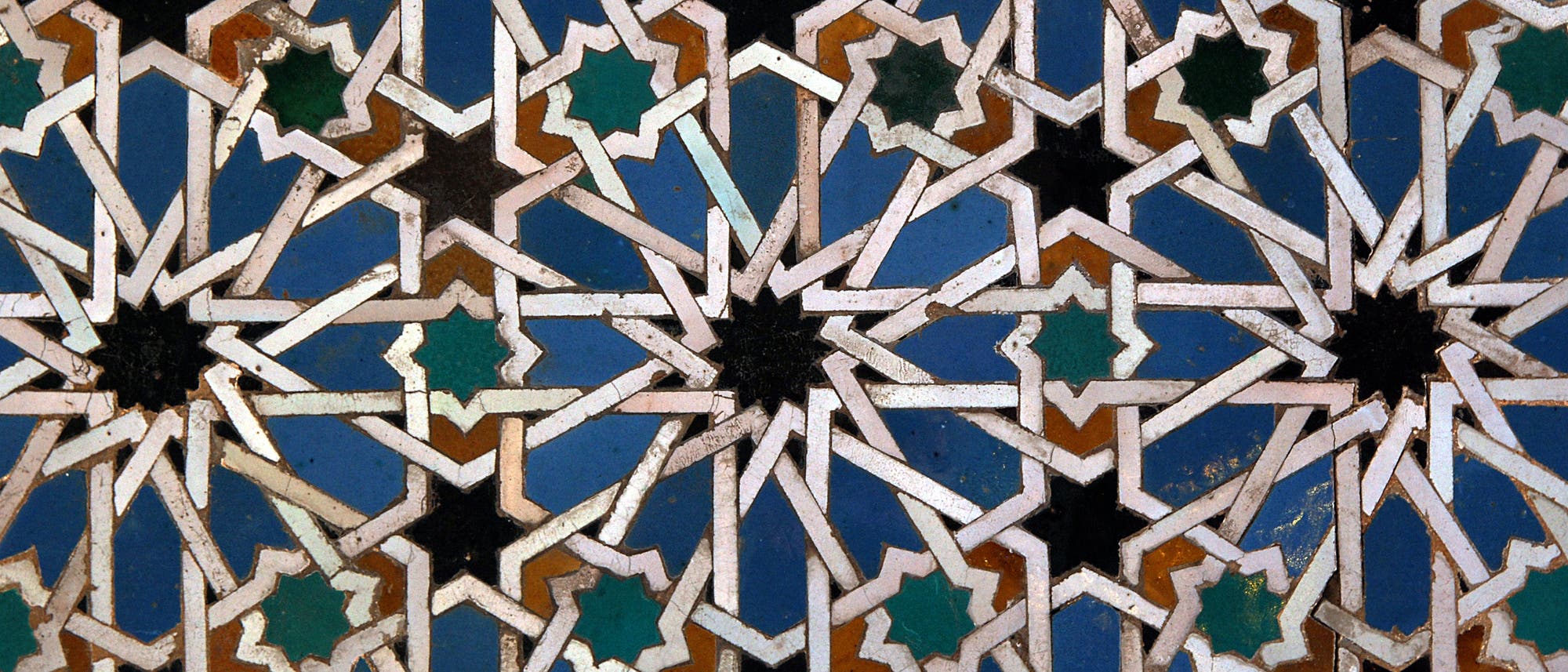Arabische Fliesen erinnern mit ihrer Symmetrie an Quasikristalle Arabische Fliesen erinnern mit ihrer Symmetrie an Quasikristalle