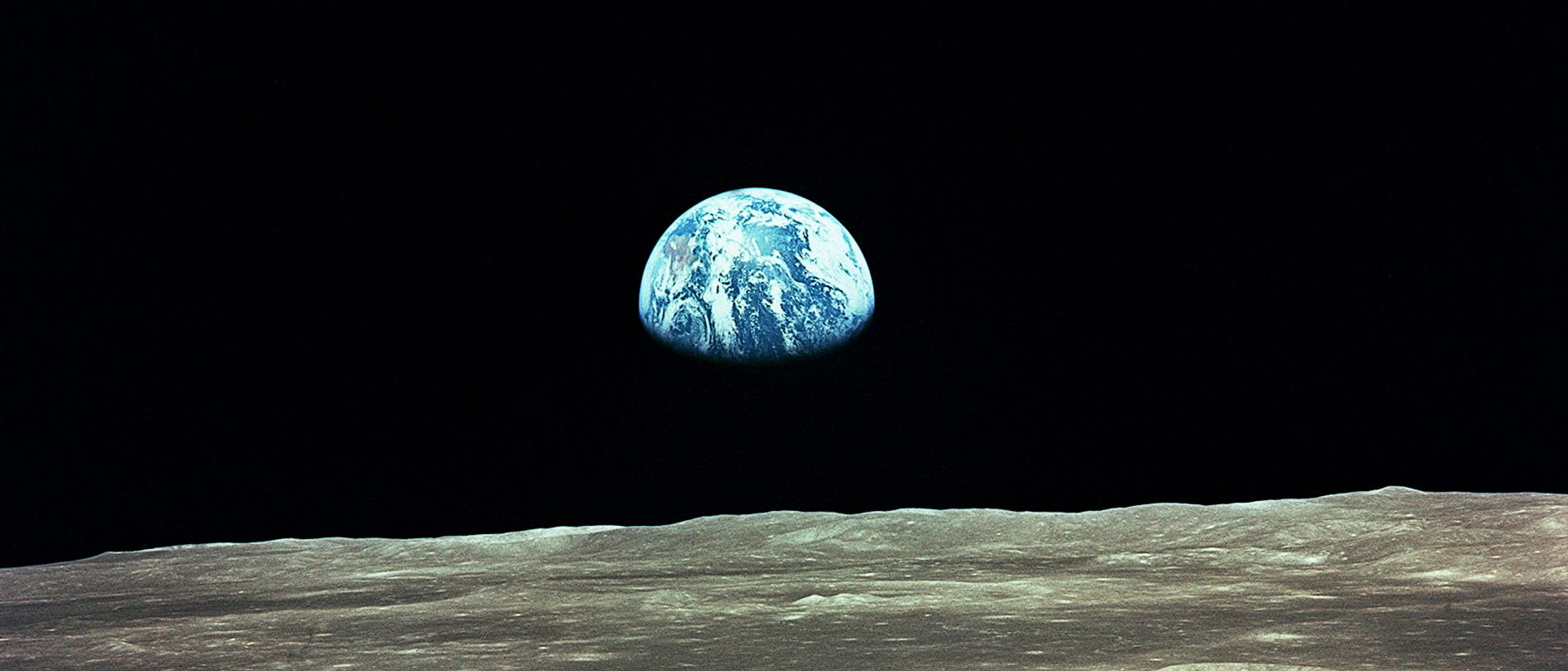 Die Erde, die über dem Mondhorizont aufsteigt, aufgenommen von Apollo 11. Die Erde, die über dem Mondhorizont aufsteigt, aufgenommen von Apollo 11.