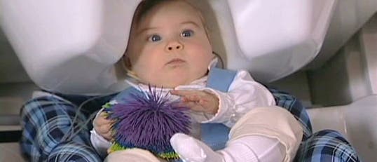Baby im Magnetoenzephlaografen Baby im Magnetoenzephlaografen