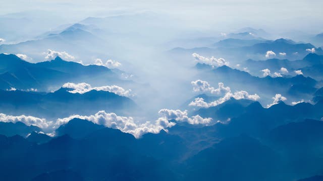Berglandschaft in Wolken und Nebel