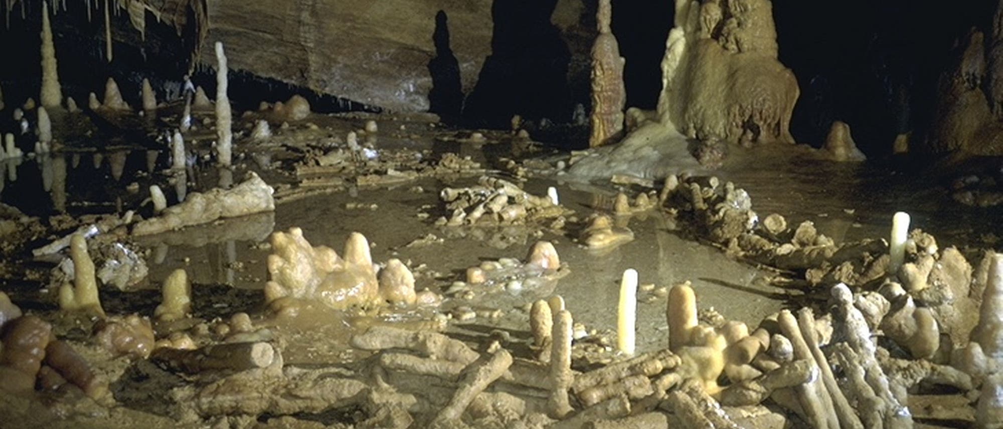 Bau aus Tropfsteinen in der Bruniquel-Höhle Bau aus Tropfsteinen in der Bruniquel-Höhle
