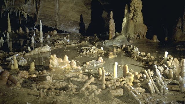 Bau aus Tropfsteinen in der Bruniquel-Höhle