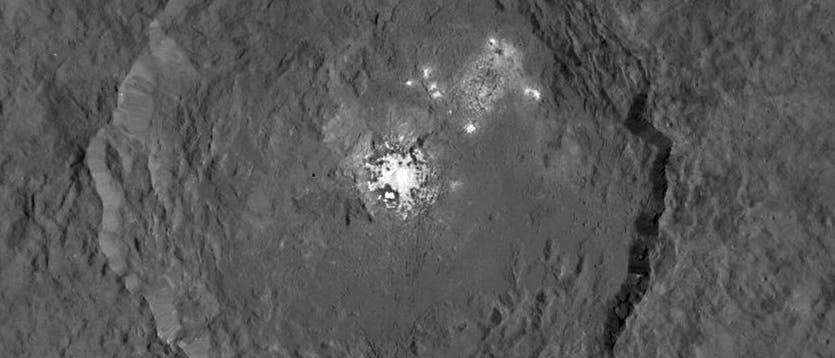 Mysteriöser weißer Fleck im Krater Occator Mysteriöser weißer Fleck im Krater Occator