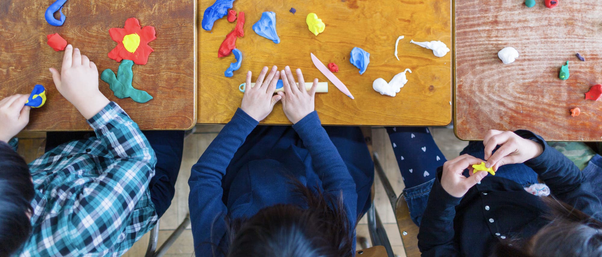 Kinder spielen im Kindergarten mit Knete. Kinder spielen im Kindergarten mit Knete.