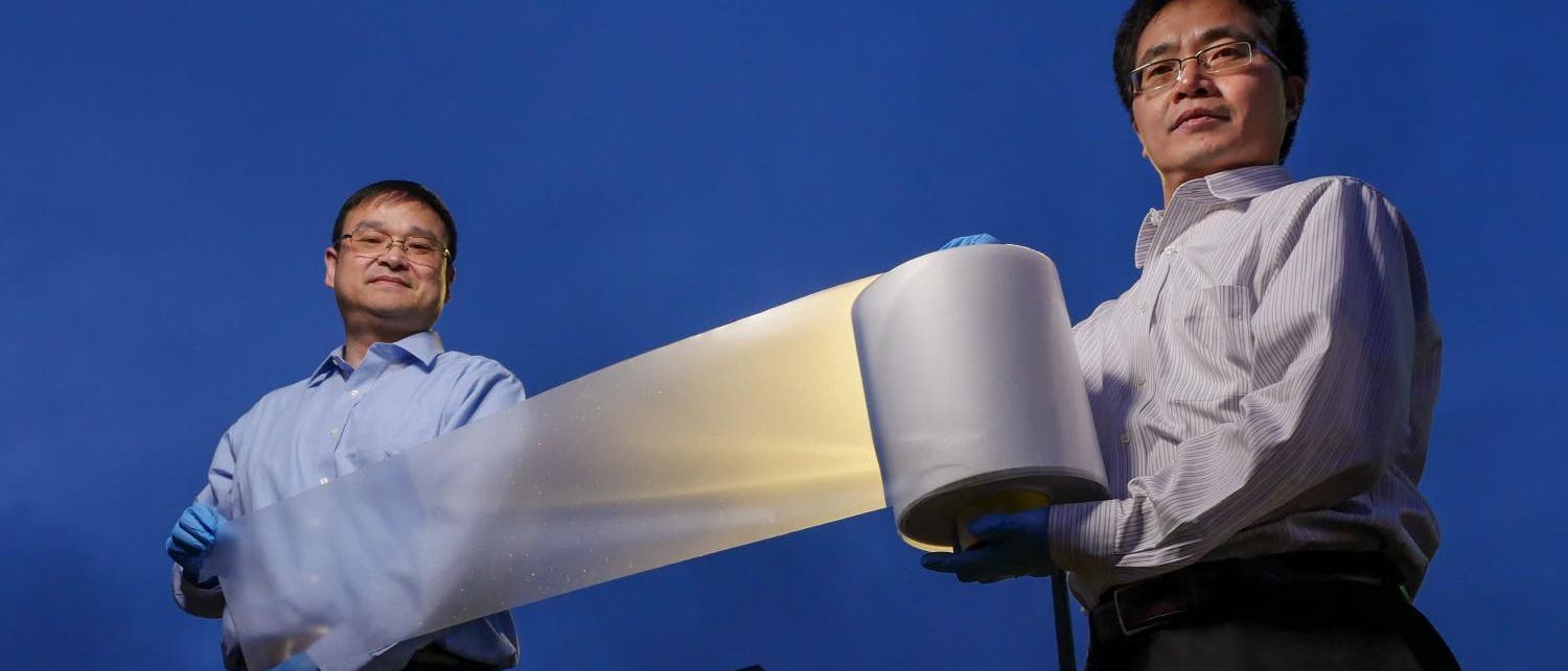 Xiaobo Yin und Ronggui Yang von der University of Colorado in Boulder präsentieren die neue Folie mit Kühleffekt