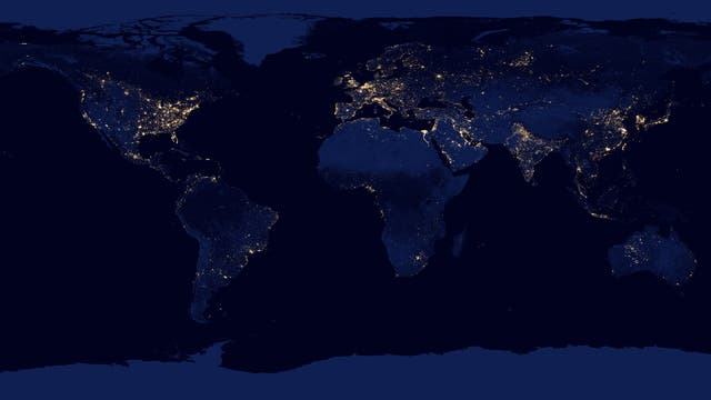 Die Nachtseite der Erde verrät, wo die großen Metropolen liegen: Sie verraten sich anhand ihrer künstlichen Beleuchtung. Das Bild wurde aus Daten der Kamera VIIRS-DNB an Bord des Satelliten Suomi NPP vom April und Oktober 2012 erstellt.