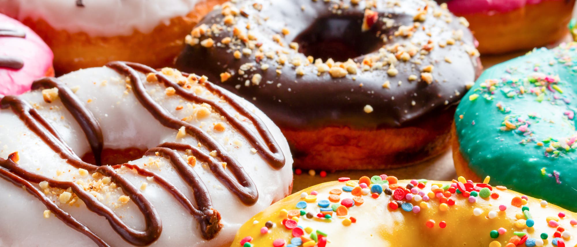 unterschiedlich verzierte Donuts unterschiedlich verzierte Donuts