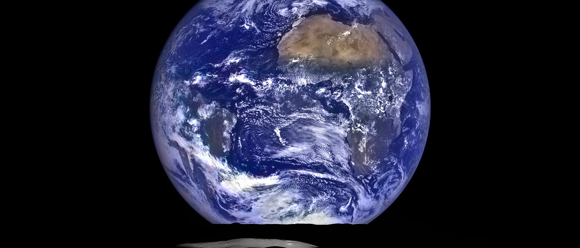 Erde vom Mondkrater Compton aus gesehen. LRO-Aufnahme vom 12. Okt. 2015