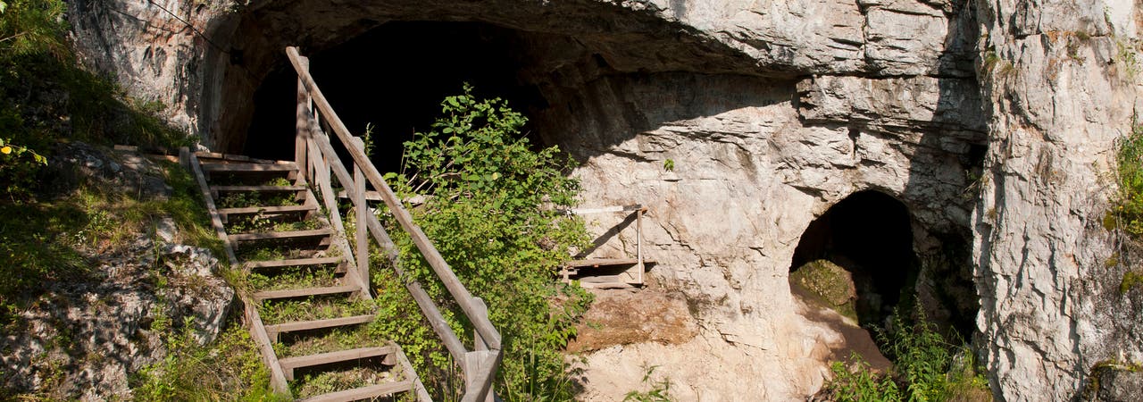 Blick auf den Eingang zur Denisova-Höhle im russischen Altai-Gebirge