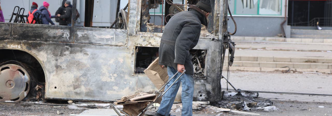 Beschädigte Gebäude und Fahrzeuge nach dem Beschuss der ukrainischen Stadt Mariupol, die vom russischen Militär und prorussischen Separatisten kontrolliert wird (29. März 2022).