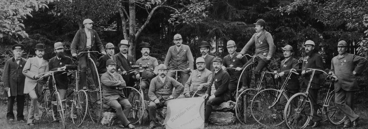 Von den Mitgliedern des "Radfahrer-Vereins Ehingen", die 1893 stolz für den Fotografen posieren, halten noch zwei dem Hochrad die Treue.