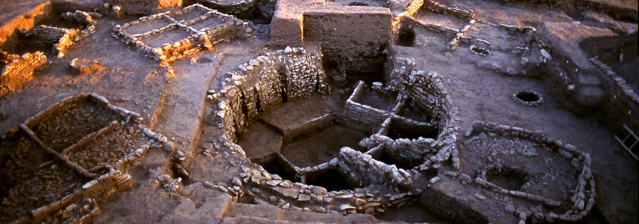 In diesem Sondergebäude von Jerf el Ahmar entdeckten die Ausgräber Schädel und ein Frauenskelett.