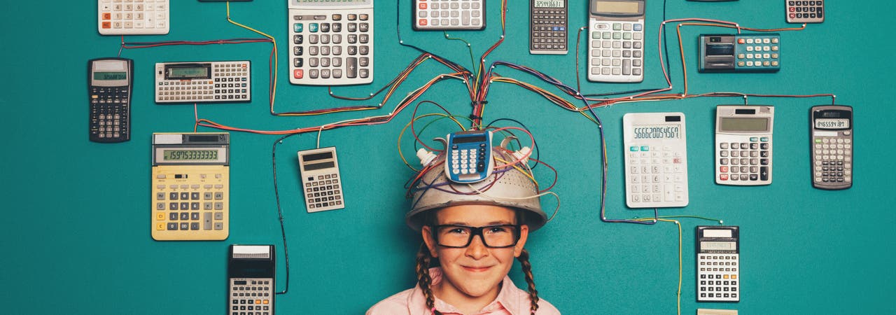 Mädchen mit Freude an Mathematik und Technik unter Hirn-Taschenrechner-Interface