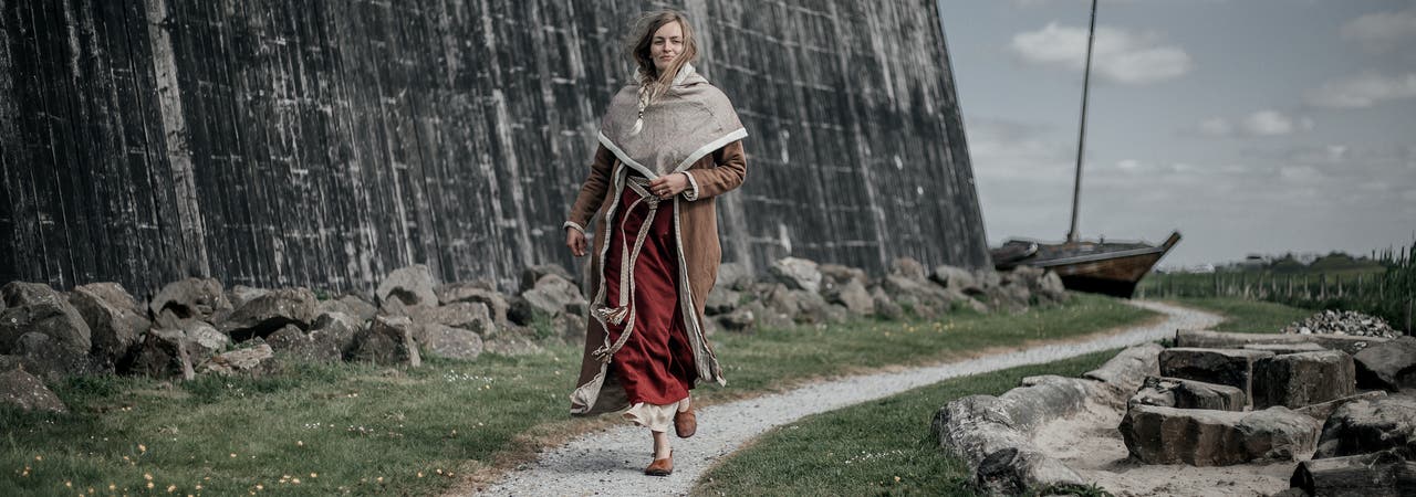 Wikingerfrau vor Festung.