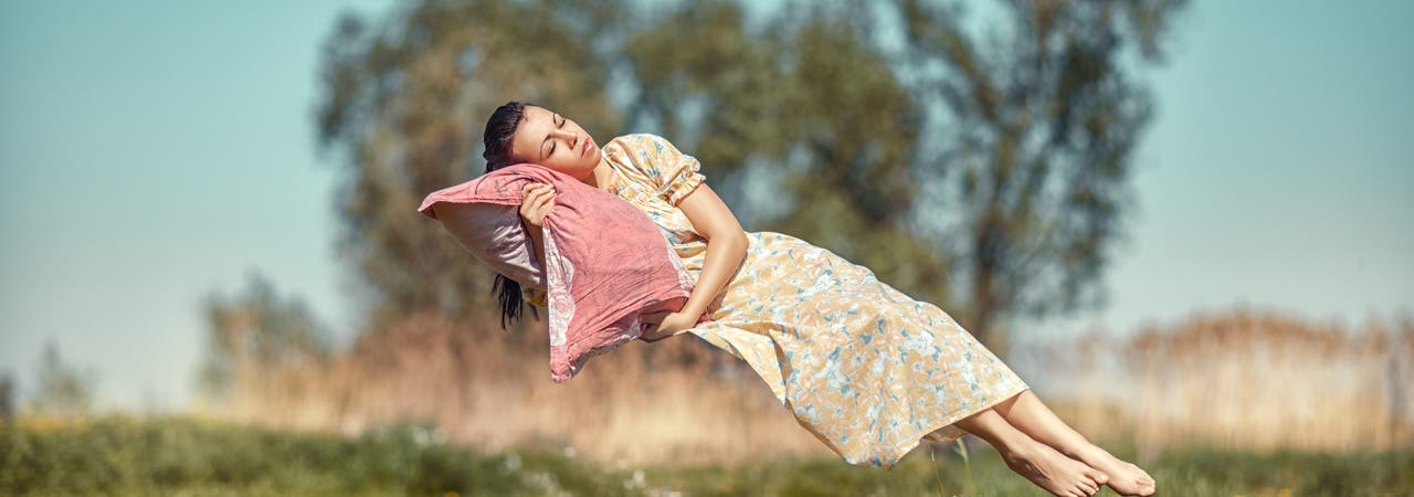 Frau schläft schwebend in der Luft