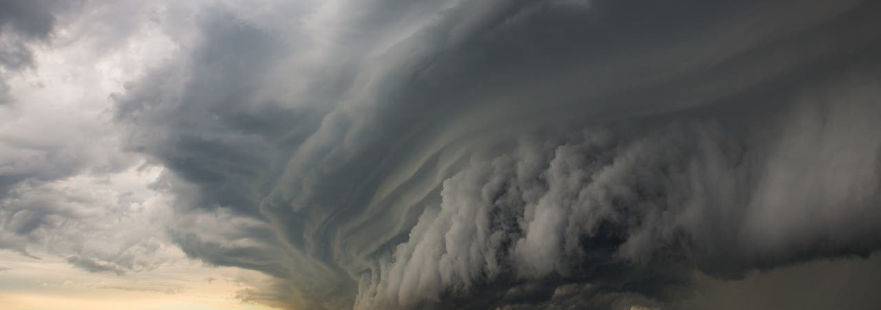 An der Ostküste von Queensland, Australien, braut sich ein Sturm zusammen.