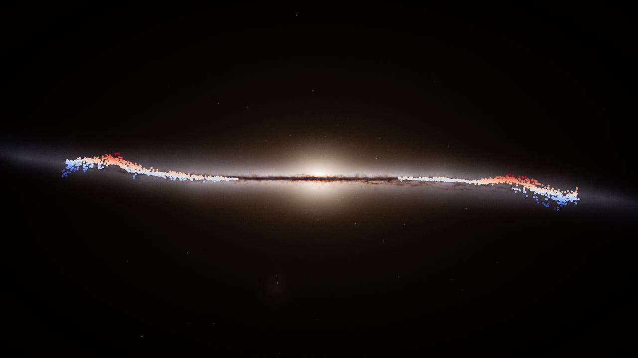 Eine wissenschaftliche Abbildung zeigt die Seitenansicht einer Galaxie im Weltraum. Die Galaxie erscheint als dünner, leuchtender Streifen mit einem hellen Zentrum, das von einem diffusen Licht umgeben ist. Auf beiden Seiten des Streifens sind farbige Punkte in Blau und Rot zu sehen, die möglicherweise Sterne oder andere astronomische Objekte darstellen. Der Hintergrund ist schwarz, was den Kontrast zur Galaxie verstärkt. Diese Darstellung könnte zur Untersuchung der Struktur und Verteilung von Sternen in der Galaxie dienen. Schlüsselwörter: Galaxie, Weltraum, Sterne, Astronomie.