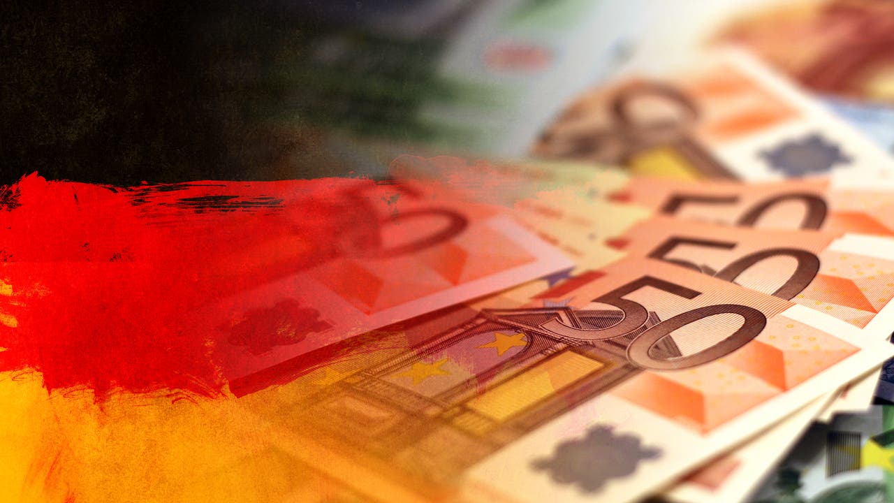 Das Bild zeigt eine Collage: Im rechten Teil sind etliche 50-Euro-Scheine wie aufgefächert auf einem Tisch liegend zu sehen, im linken eine gemalte Deutschlandflagge. Die beiden Bildteile verschwimmen ineinander.