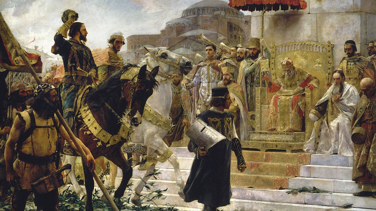 Eine historische Szene zeigt eine Gruppe von Menschen in prächtigen Gewändern vor einem imposanten Gebäude. Im Zentrum sitzt eine Person auf einem reich verzierten Thron, umgeben von Beratern und Wachen. Links reitet eine Figur auf einem geschmückten Pferd, während andere Personen zu Fuß gehen. Die Architektur im Hintergrund erinnert an byzantinische Bauwerke. Die Szene vermittelt einen Eindruck von Macht und Zeremonie.