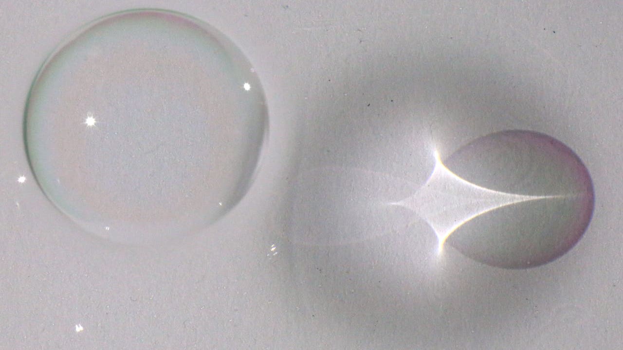 Eine einzelne Blase hinterlässt nicht nur einen schemenhaften Schatten auf dem Boden eines Behälters, sondern auch ein Lichtkreuz und unterschiedliche Farbphänomene. 
