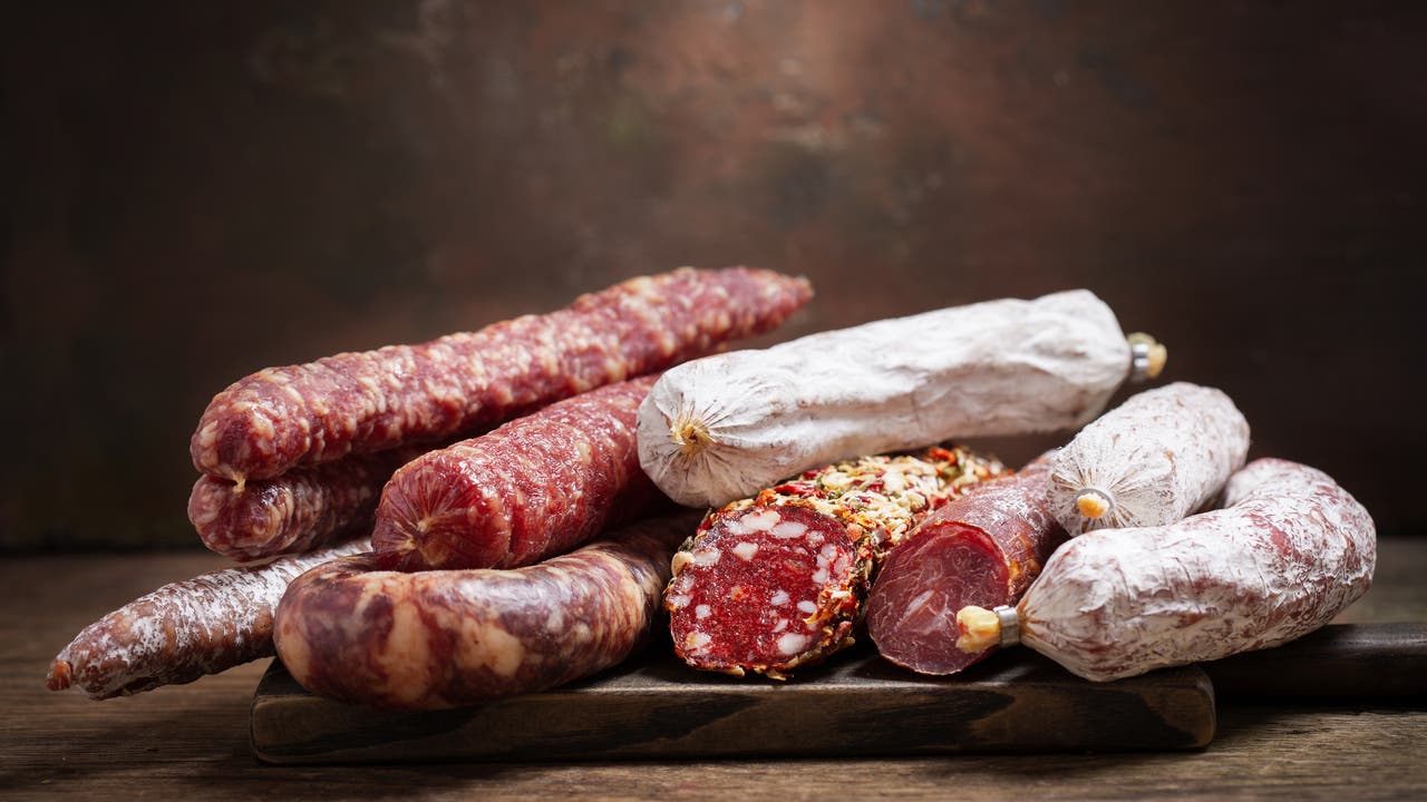 Verschiedene Arten italienischer Salami und Wurst