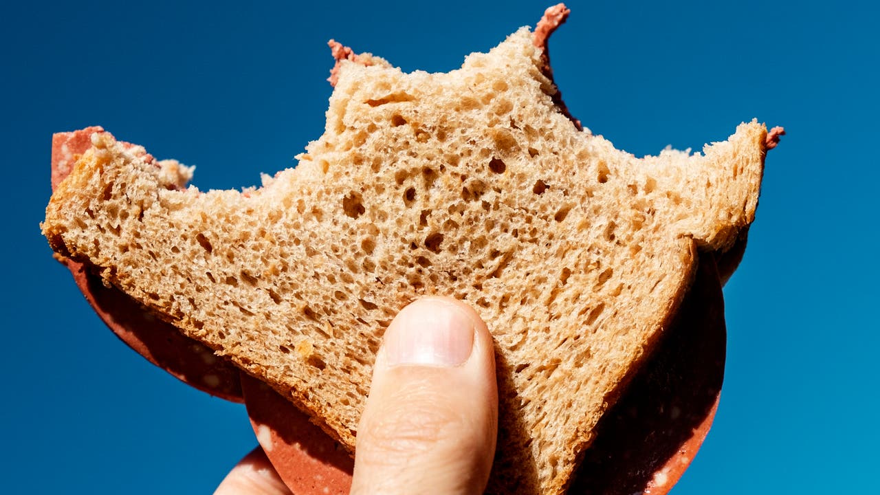 Veganer Aufschnitt auf angebissenem Brot