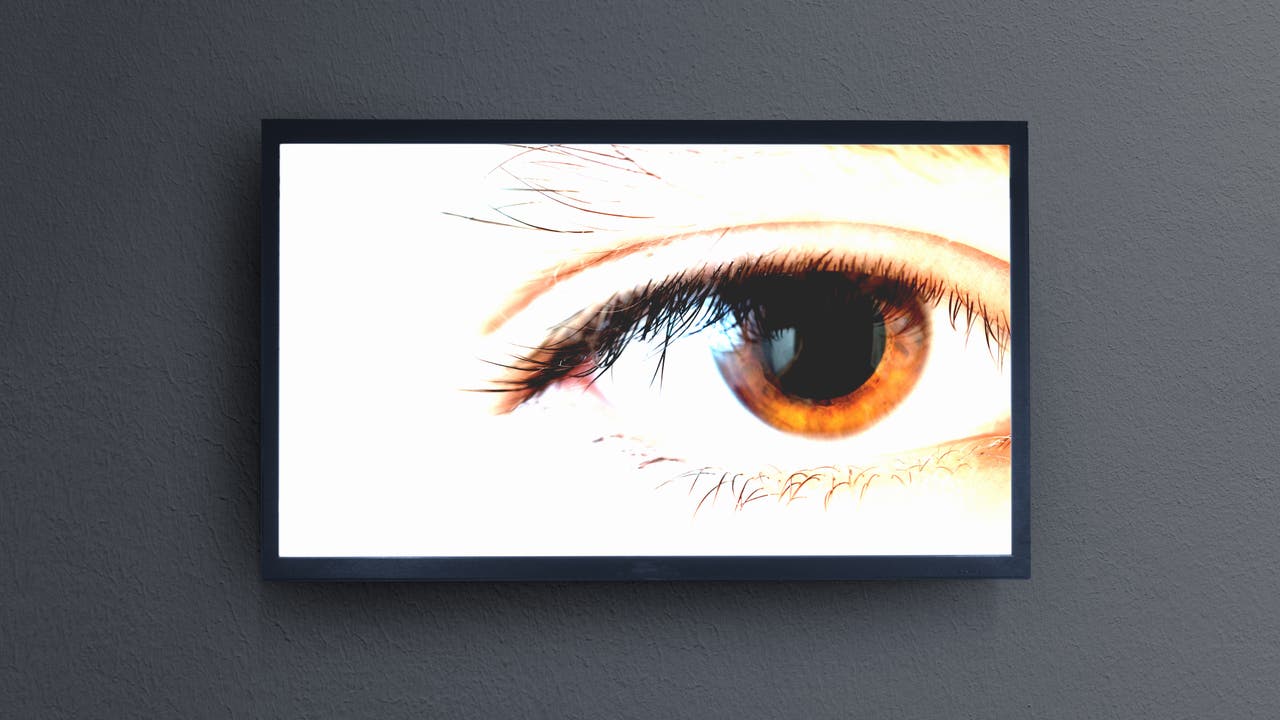 Ein Auge schaut aus einem Smart-TV heraus