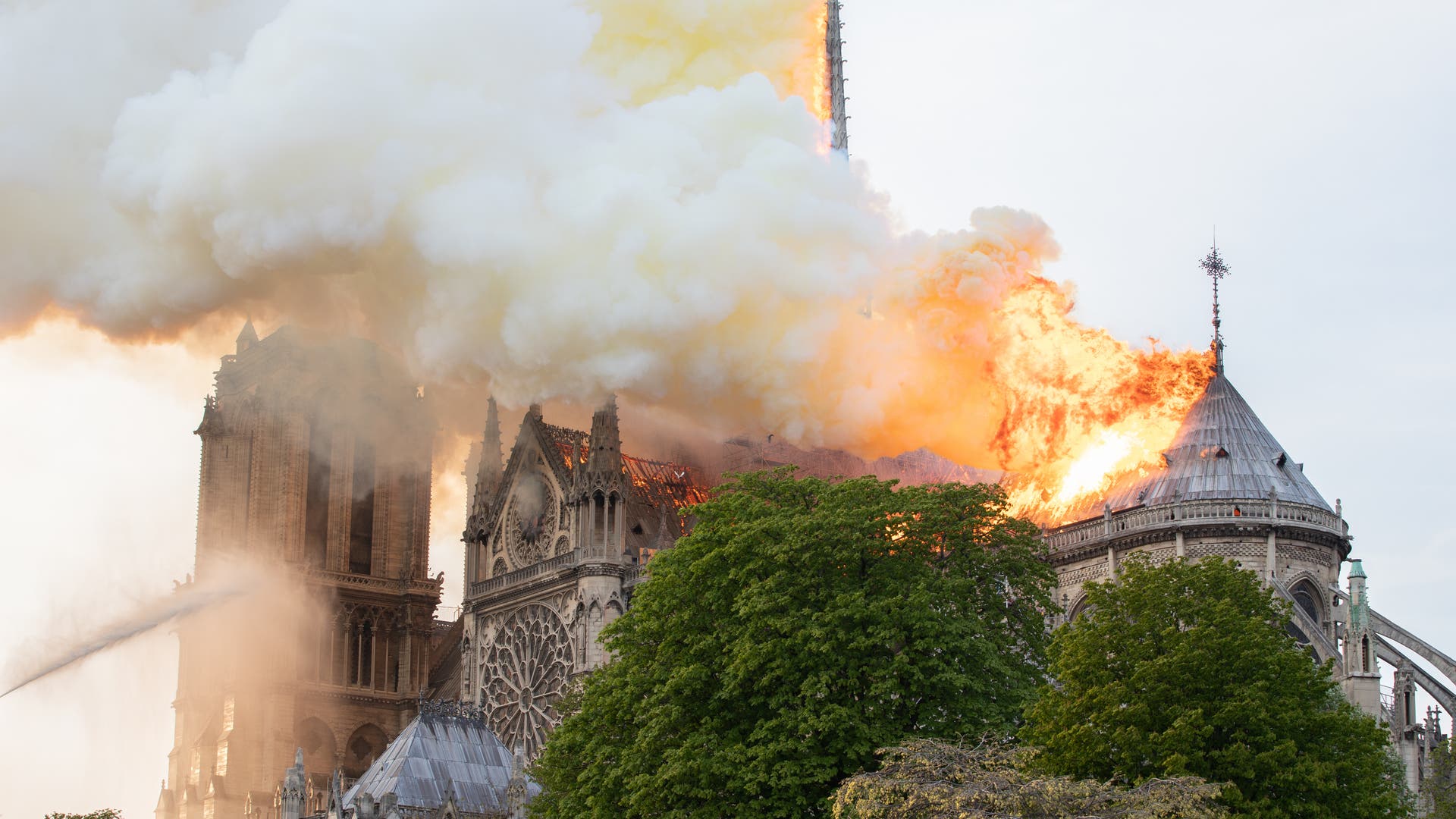 Flammen verzehren den Dachstuhl: Im April 2019 brannte die Kathedrale Notre-Dame de Paris.