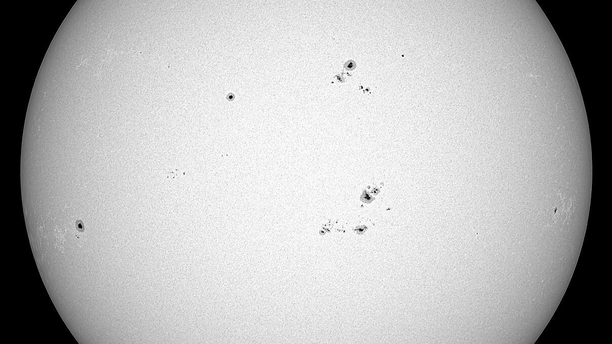 R-ckblick-Die-Sonnenaktivit-t-im-Januar-Viele-Flecken-starke-Polarlichter