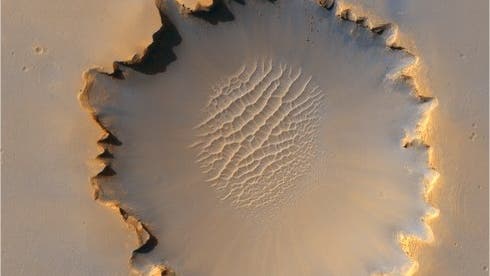 Der marsianische Victoria-Krater: besucht am Boden und gefilmt von oben 
