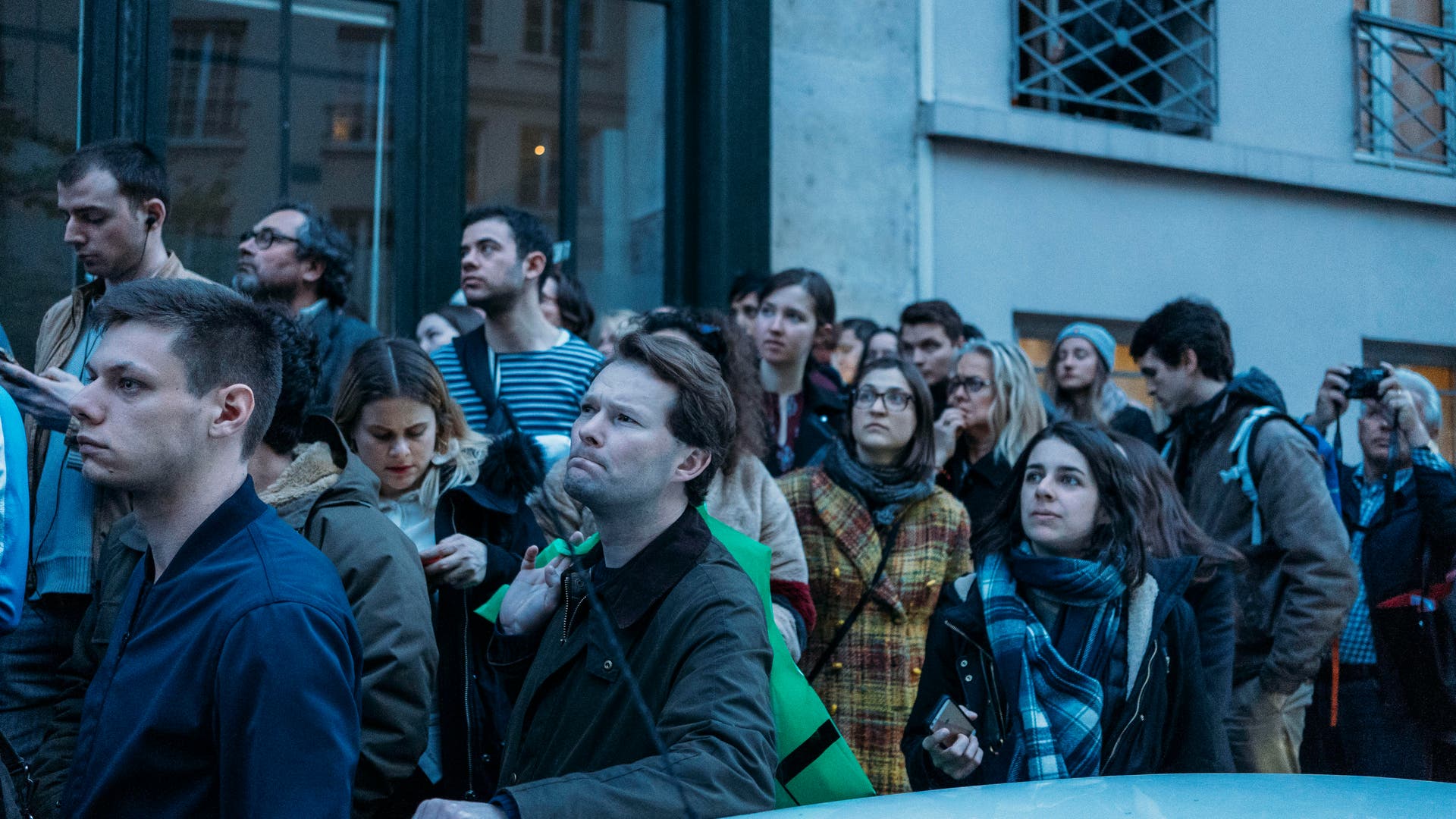 Menschen, die auf die brennende Kathedrale Notre-Dame de Paris blicken.