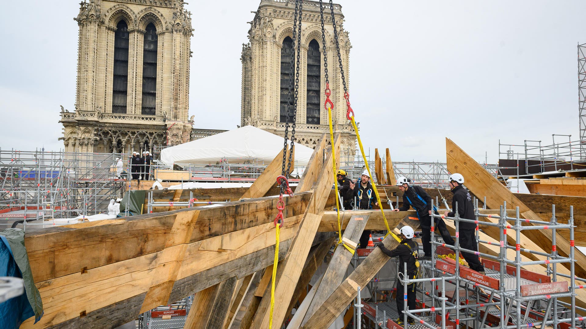 Handwerker setzen eine Teil des Dachstuhls von Notre-Dame zusammen.