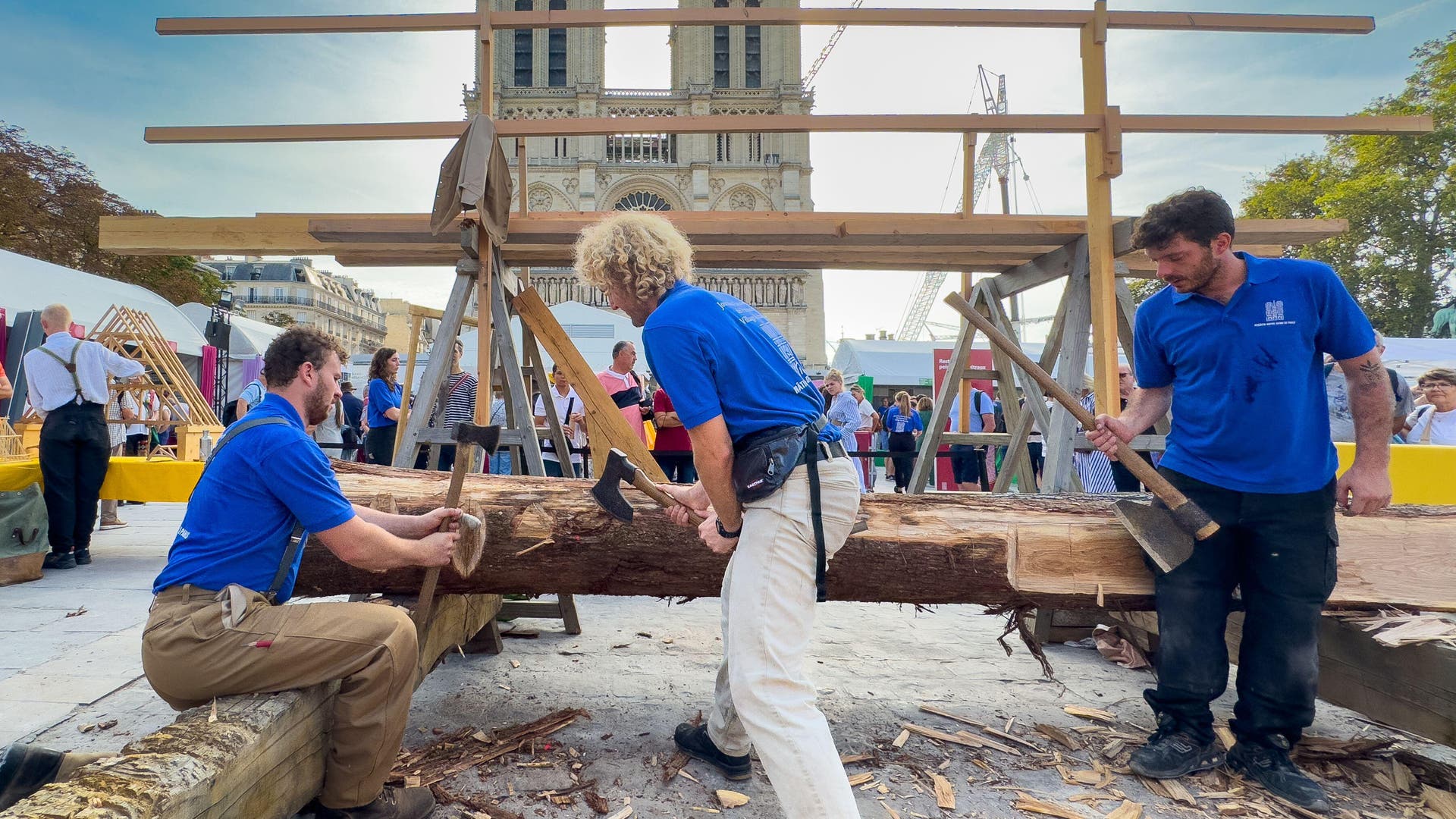 Zimmermänner bearbeiten Eichenstämme, die als Dachbalken in Notre-Dame de Paris verbaut werden sollen.