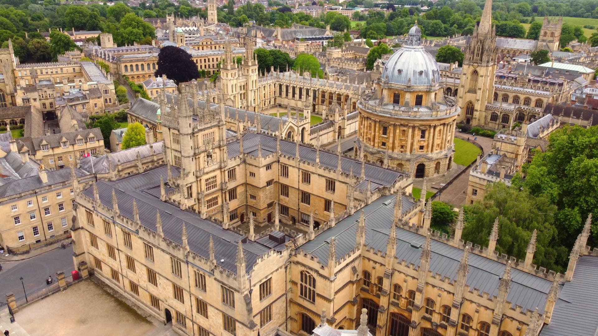Luftbild der University of Oxford, auf dem auch die Radcliffe Camera und die Kirche St. Mary the Virgin zu sehen sind.