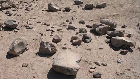 Große Mahlsteine an der Grabungstätte Hosh-el-Guruf
