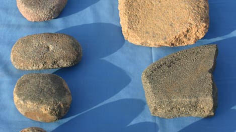 Mahlsteine und Steinhämmer aus dem sudanesischen Hosh-el-Guruf