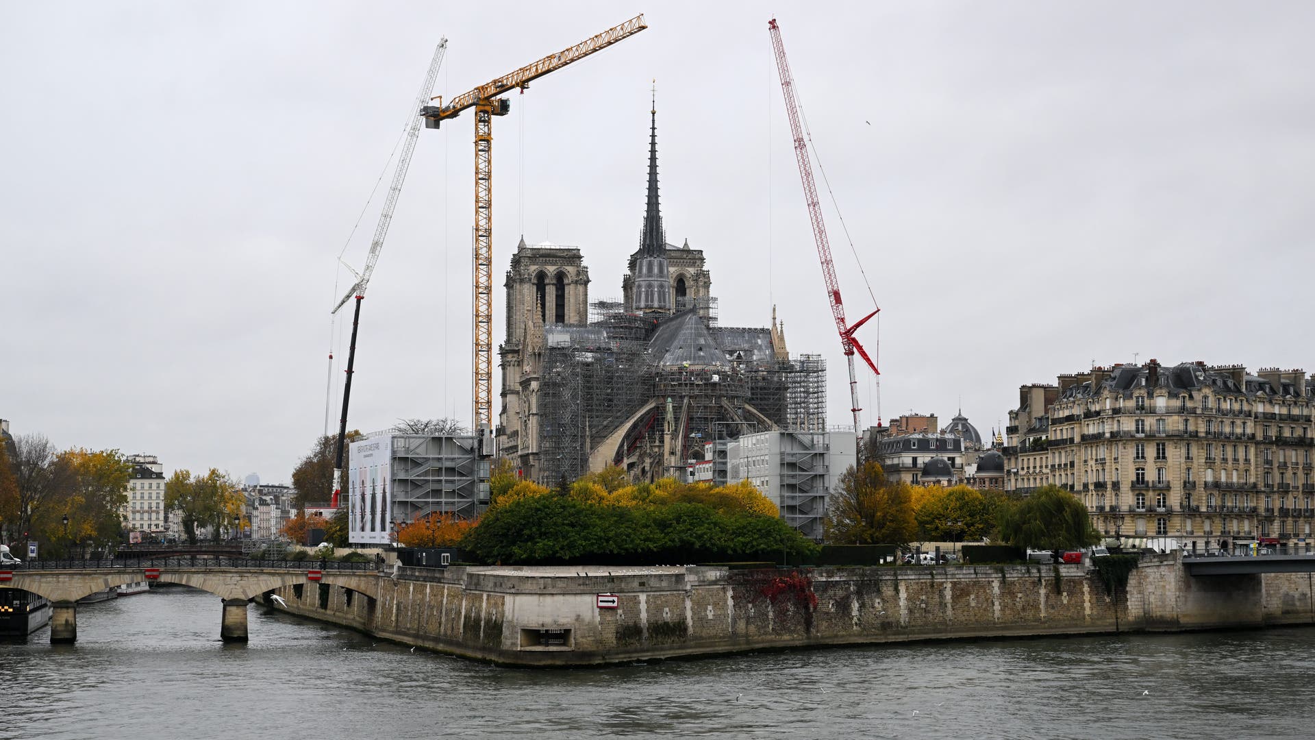 Mitte November 2024 stehen noch Gerüste, Kräne und Baucontainer um die Kathedrale Notre-Dame de Paris.