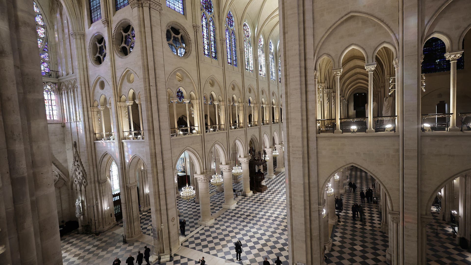 Der Blick in die Vierung von Notre-Dame de Paris zeigt die hellen, restaurierten Wände und Böden.