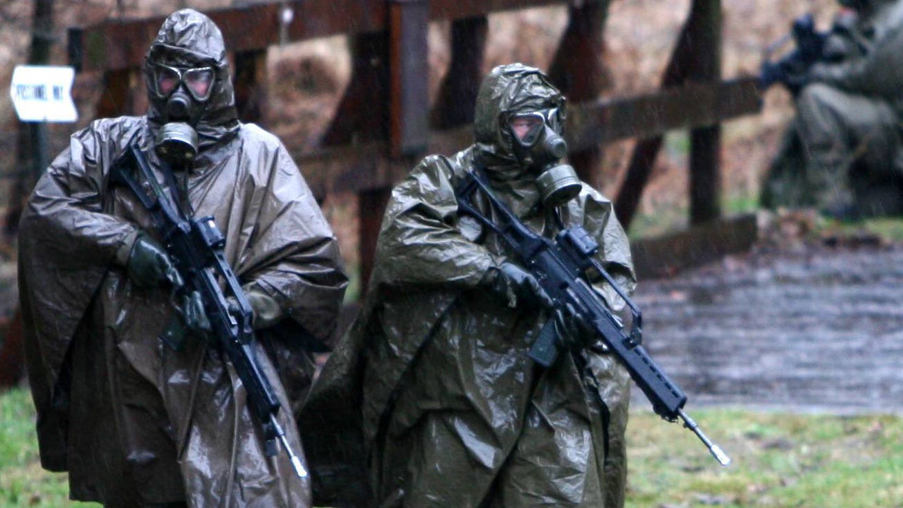 Soldaten der Bundeswehr in ABC-Schutzkleidung
