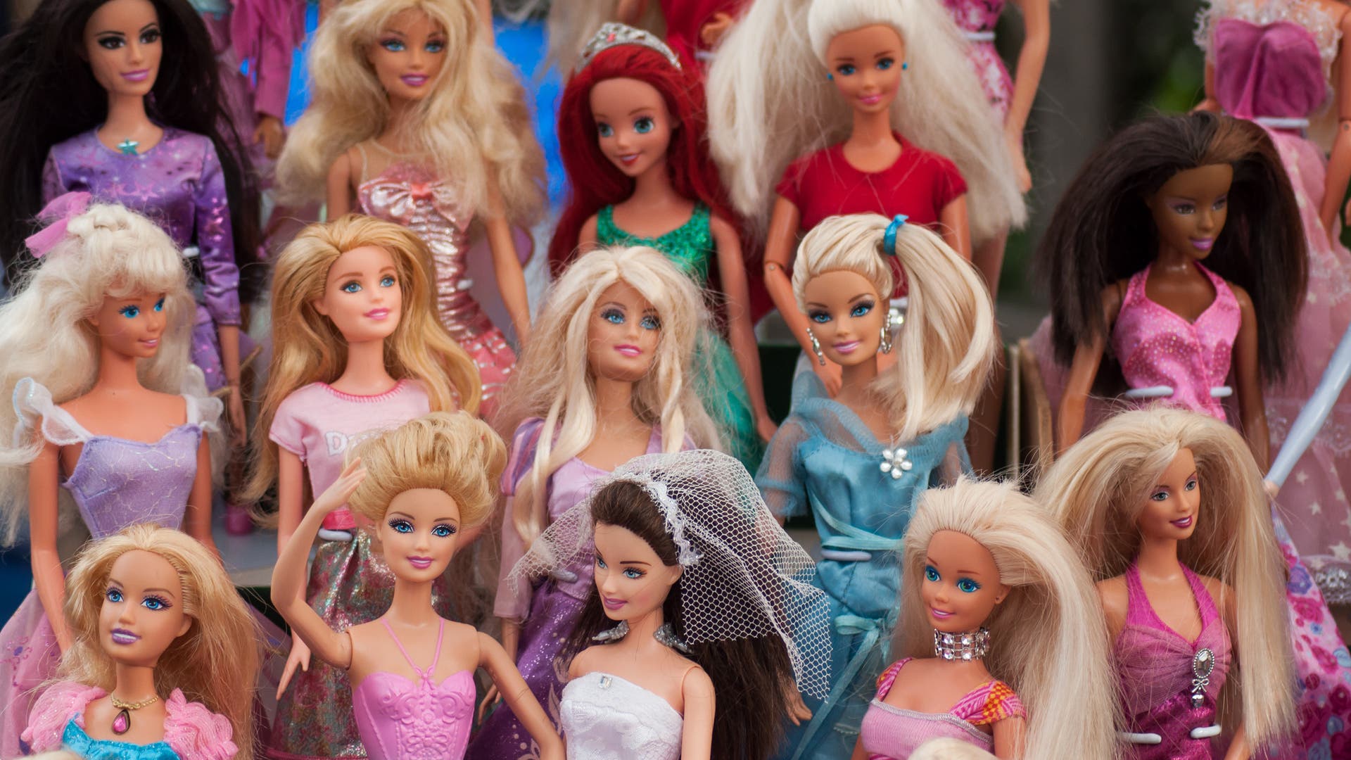 Eine Sammlung von Barbiepuppen auf einem Flohmarkt.