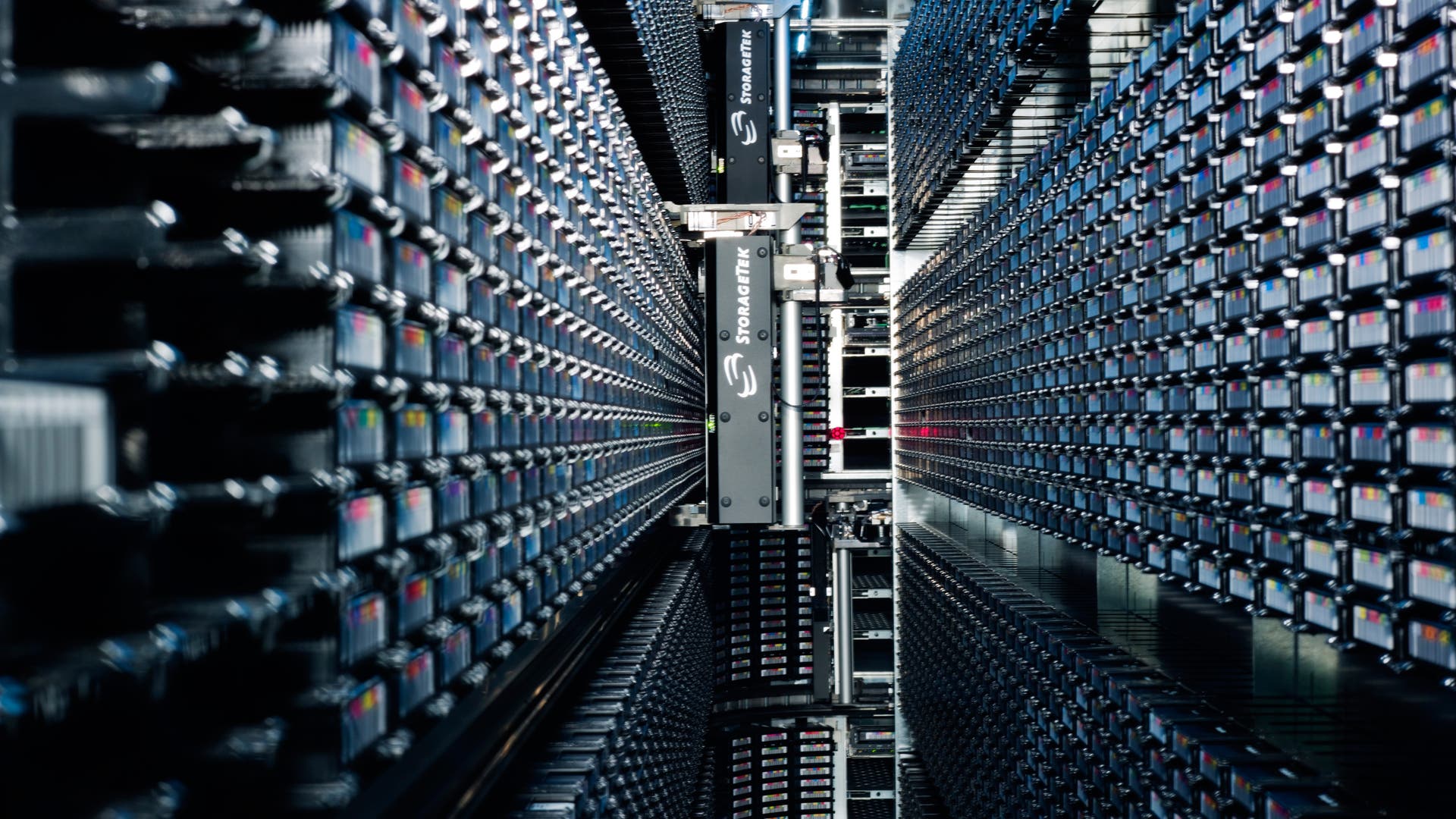 Электронный архив информации. Суперкомпьютер адронного коллайдера. Суперкомпьютер в большом адронном коллайдере. Хранилище магнитных лент в CERN. Хранилище информации.