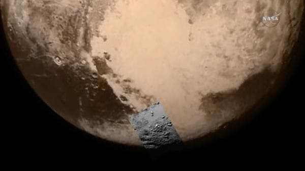 Kontextbild der ersten Detailaufnahme von Pluto (TV-Standbild)