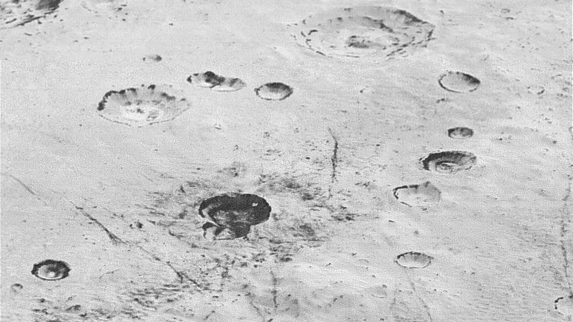 Einschlagkrater auf Pluto (Detailbild)