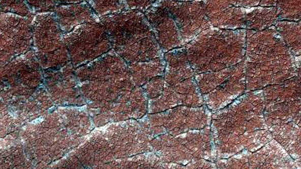 Ungewöhnliche Bodenstrukturen im Boden eines Beckens auf der Südhalbkugel des Mars