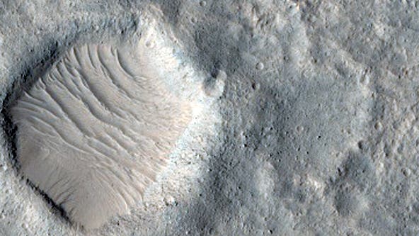Sandgefüllter Einschlagkrater in den Hypanis Valles