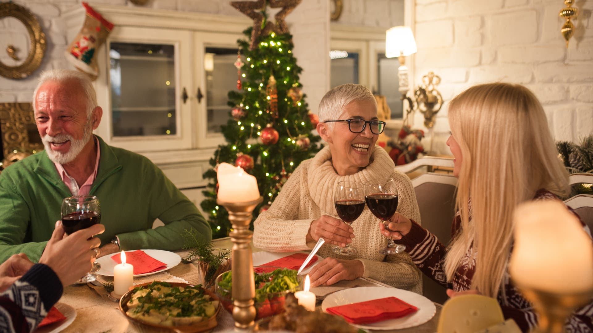 Gebrauchsanweisung-f-r-die-n-chste-Familienfeier-Impfen-Klima-Stadtbild-bald-werden-neben-Rotkohl-und-Kl-en-wieder-hei-e-Themen-aufgetischt-Vier-Tipps-f-r-heikle-Gespr-che-