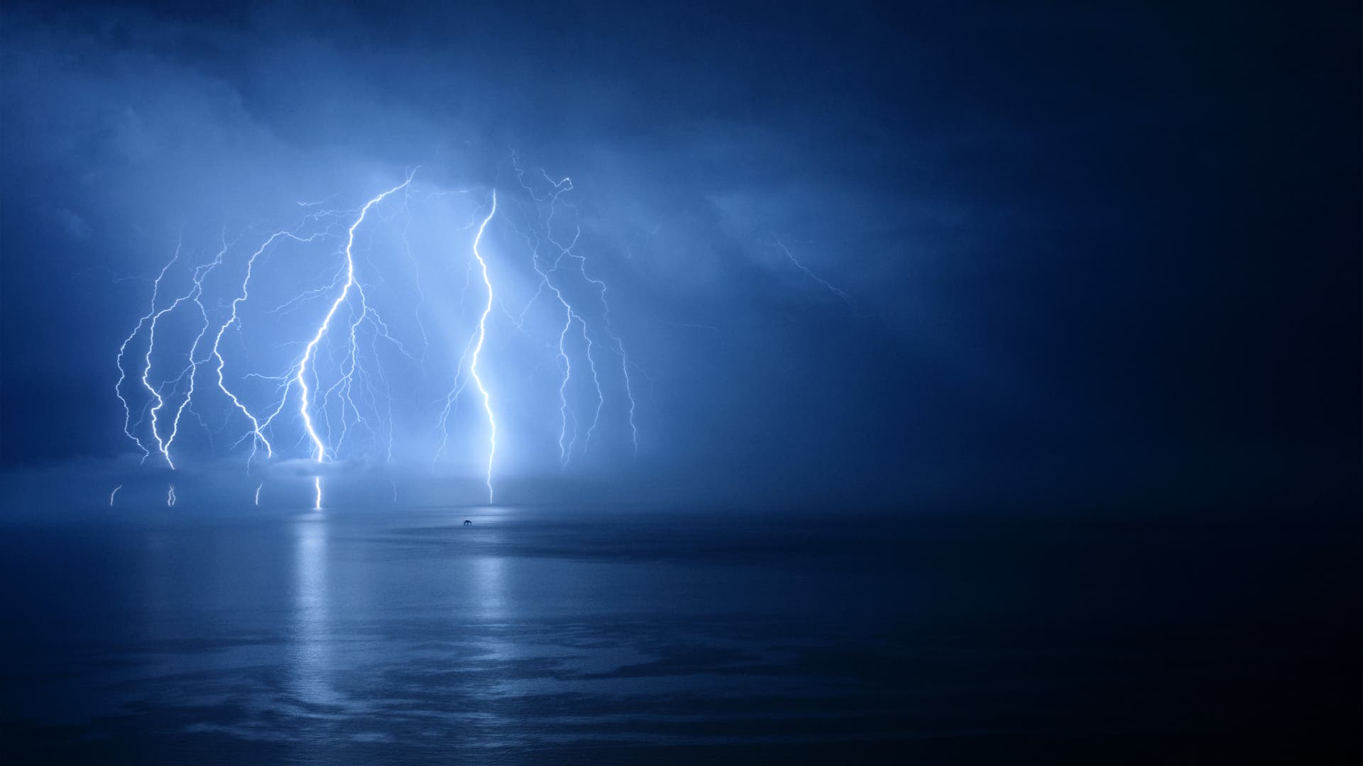 Was passiert eigentlich mit einem Blitz, der im Meer einschlägt