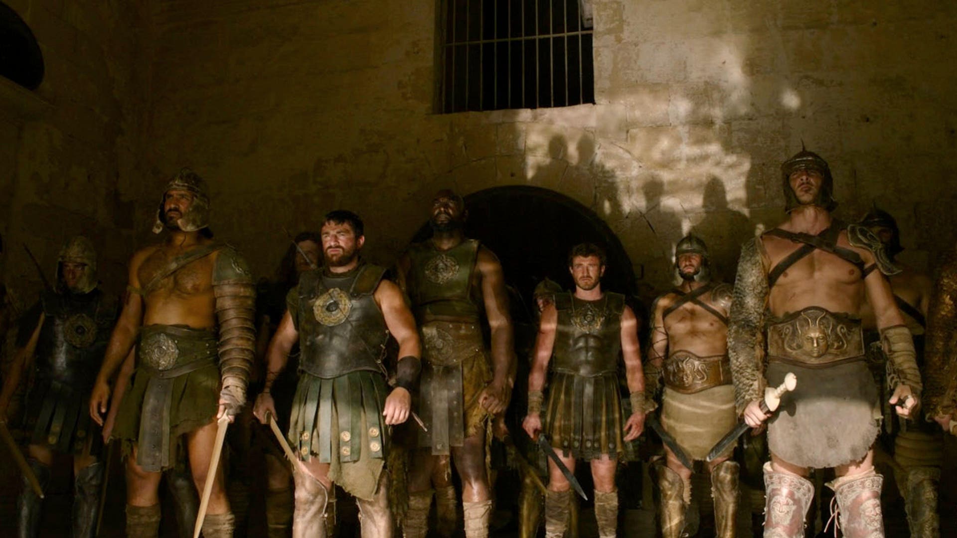 Szene im Film »Gladiator II«: Mehrere gerüstete Gladiatoren stehen bereit für ihren Auftritt in der Arena. 